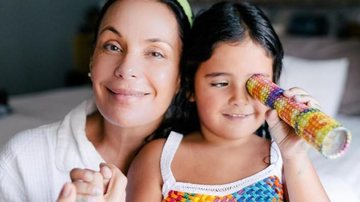 Carolina Ferraz se diverte pintando com a filha - Reprodução/Instagram