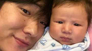 Pyong Lee mostrou que já está ensinando o filho, Jake, a brincar com o baralho - Reprodução/Instagram