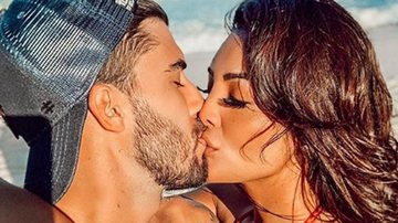 Carol Nakamura exibe corpão em clique romântico com o noivo - Instagram