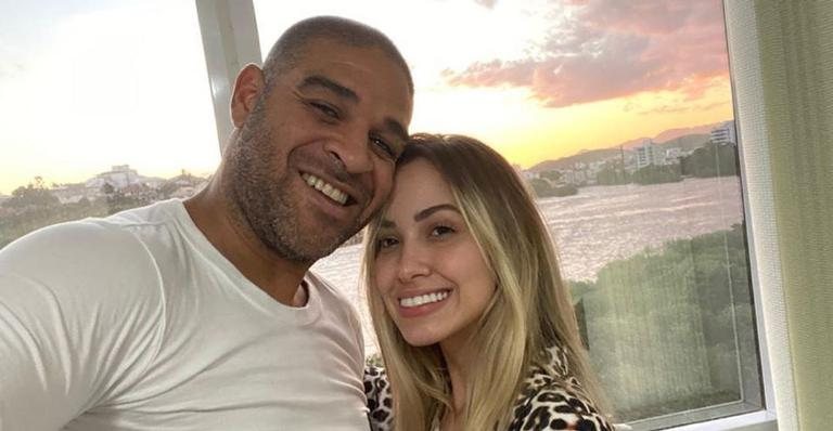 Adriano Imperador posa com a namorada em clima de romance - Reprodução/Instagram