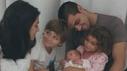 Mariana Uhlmann mostra Felipe Simas com os filhos - Reprodução/Instagram