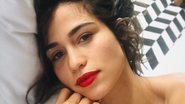 Nanda Costa surge no colo de Regina Casé em clique dos bastidores da novela - Instagram