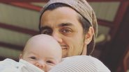 Felipe Simas encanta ao posar com o filho caçula, Vicente: ''Sorrindo com os olhos'' - Instagram