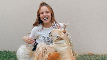 Larissa Manoela encanta seus seguidores ao imitar a pose de um de seus cachorros - Instagram