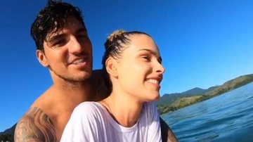Gabriel Medina surfa com Yasmin Brunet em Maresias - Instagram