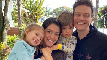 Thais Fersoza registra Michel Teló estudando com os filhos - Instagram