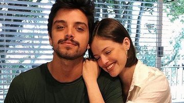 Agatha Moreira e Rodrigo Simas posam com pijamas iguais - Reprodução/Instagram