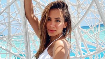Anitta coloca unhas postiças com super cola e se arrepende - Instagram