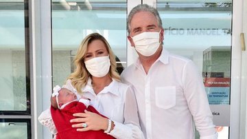 Roberto Justus e Ana Paula Siebert deixam a maternidade com a pequena Vicky - Francisco Cepeda/Brazil News