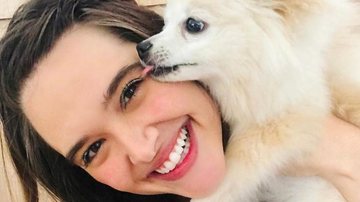 Juliana Paiva come morangos coladinha com seu cachorro - Reprodução/Instagram