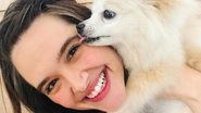 Juliana Paiva come morangos coladinha com seu cachorro - Reprodução/Instagram