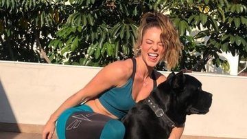 Paolla Oliveira medita ao lado de um de seus cachorros de estimação - Instagram