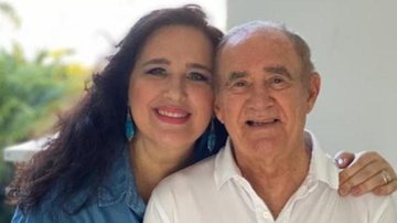 Renato Aragão posa sorridente ao lado da esposa, Lilian - Instagram