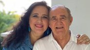 Renato Aragão posa sorridente ao lado da esposa, Lilian - Instagram