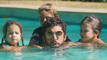 Pedro Scooby se diverte com os filhos em tarde na piscina - Instagram