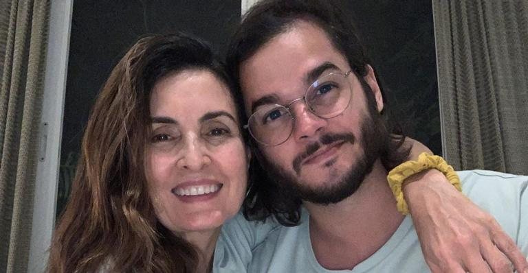 Fátima Bernardes posa com o namorado com camiseta de cantor - Instagram