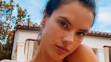 Alessandra Ambrosio posa de moletom e calcinha em ensaio - Reprodução/Instagram