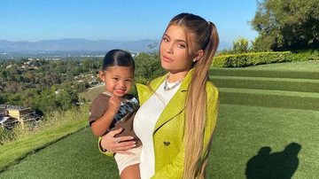 Kylie Jenner explode o fofurômetro ao posar agarradinha com a filha - Instagram
