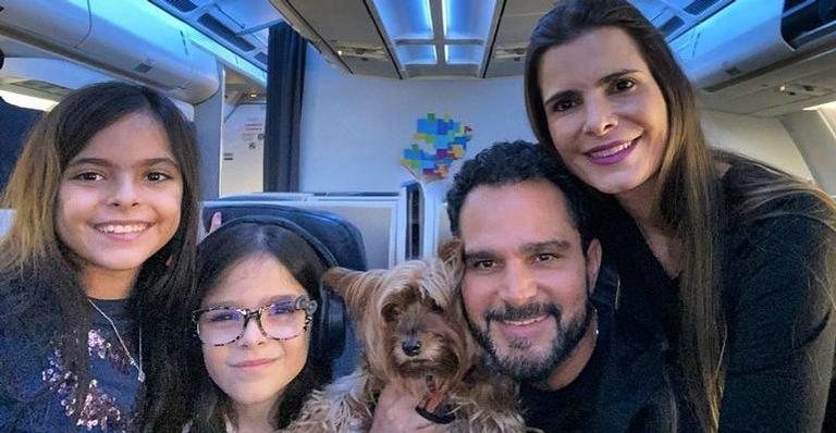 Luciano Camargo e Flávia Camargo com as filhas gêmeas - Reprodução/Instagram