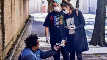 No centro de SP, Adriane Galisteu entrega marmita a morador de rua - AgNews