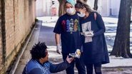 No centro de SP, Adriane Galisteu entrega marmita a morador de rua - AgNews