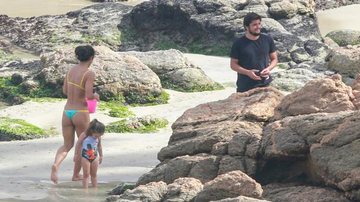 Bruno Gissoni e Yanna Lavigne são flagrados na praia com a filha, Madalena - Dilson Silva/AgNews