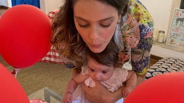 Laura Neiva explode o fofurômetro ao celebrar 6 meses da filha na web - Reprodução/Instagram