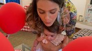 Laura Neiva explode o fofurômetro ao celebrar 6 meses da filha na web - Reprodução/Instagram