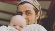 Felipe Simas encanta ao surgir agarrado com filho caçula, Vicente: ''Sobre ninar chamegando'' - Instagram