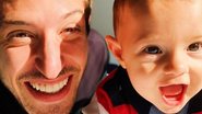 Vinicius Martinez encanta ao posar agarradinho com o filho - Reprodução/Instagram