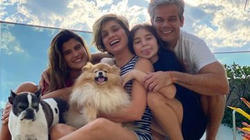 Flávia Alessandra encanta ao posar com seus cachorrinhos de estimação - Reprodução/Instagram
