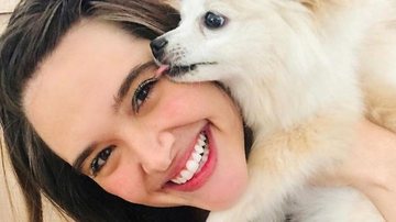 Tomando medidas de precaução contra o coronavírus, Juliana Paiva leva seu cachorrinho para passear - Reprodução/Instagram