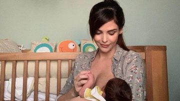 Titi Müller surge dormindo na sala de sua casa com o filho recém-nascido no braços - Reprodução/Instagram