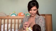 Titi Müller surge dormindo na sala de sua casa com o filho recém-nascido no braços - Reprodução/Instagram