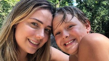 Carol Dantas tira uma onda com seu filho, Davi Lucca - Reprodução/Instagram