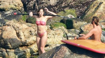 Isabella Santoni é flagrada na praia com o namorado - Dilson Silva/AgNews