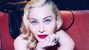 Madonna utiliza muletas ao posar de topless para clique conceitual - Reprodução/Instagram