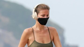 De máscara, Ellen Jabour é flagrada caminhando no Rio - Dilson Silva/AgNews