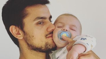 Felipe Simas posta clique fofo ao lado do filho caçula - Reprodução/Instagram