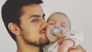 Felipe Simas posta clique fofo ao lado do filho caçula - Reprodução/Instagram