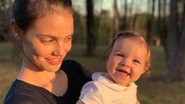 Em quarentena, Laura Neiva surge agarradinha com a filha, Maria - Instagram