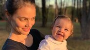 Em quarentena, Laura Neiva surge agarradinha com a filha, Maria - Instagram
