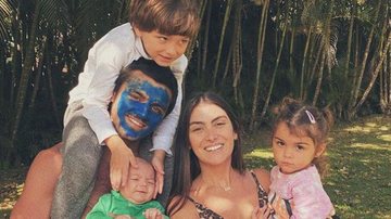 Mariana Uhlmann registra o marido estudando com os filhos - Reprodução/Instagram
