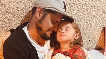 Bruno Gissoni surge plantando com a filha, Madalena - Reprodução/Instagram