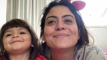 Carol Castro e sua filha, Nina se derreteram ao ver uma borboleta posar em sua mão - Reprodução/Instagram