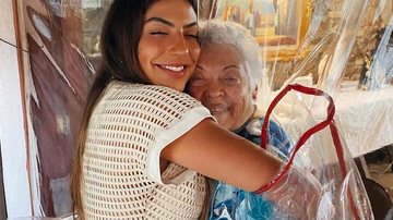 Rachel Apollonio, influenciadora digital, emociona ao dar 'abraço de plástico' na avó - Instagram