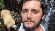 Bruno Gissoni compartilha lindo registro em que surge curtindo o final de tarde acompanhado de seu cachorro de estimação - Reprodução/Instagram