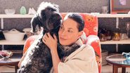 Carolina Ferraz curte frio coladinha com seu cachorrinho - Reprodução/Instagram