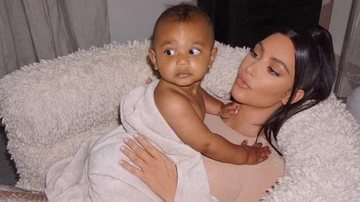 Kim Kardashian baba em amizade de True e Psalm - Reprodução/Instagram