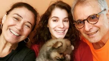 Lilia Cabral relata as peripécias de seu cachorro de estimação ao exibir clique fofo do mascote dormindo ao lado de sua filha - Reprodução/Instagram